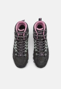 Botas de senderismo de ante negro con acentos en rosa y verde menta. Entre sus características se incluyen cordones multicolores, asegurados con ganchos, y una superficie texturizada.