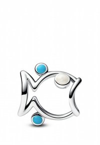 Anello d'argento a forma di pesce che presenta due pietre circolari in turchese e bianco. Il design è fluido, con linee morbide e una finitura lucida.