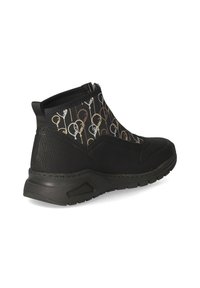 Bottines noires à cheville avec un corps en cuir texturé, présentant un panneau élastique à motifs décoratif et une semelle en caoutchouc épaisse pour une meilleure adhérence.