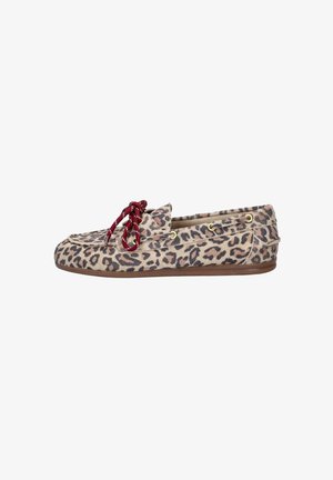 Dames mocassin instapper met beige en zwarte luipaardprint, rood veterstrikje, gouden veteroogjes en bruine rubberen zool, zijaanzicht.