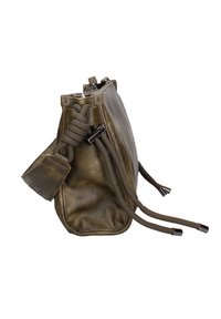 Borsa a tracolla in pelle verde oliva con manici in corda intrecciata, hardware in metallo e chiusura con coulisse. Superficie texturizzata con una finitura morbida.