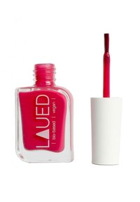 Vernice per unghie vegana bio-based di un rosa vivace in una bottiglia di vetro trasparente con un design quadrato. L'applicatore ha un cappuccio bianco con un lungo pennello rosso.