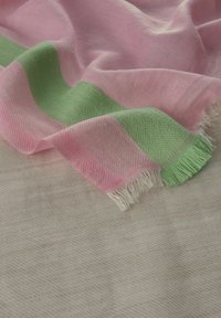 Geweven sjaal met afwisselend roze en groene strepen, met een franjerand. Zachte textuur en lichtgewicht materiaal.