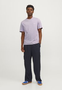 Jack & Jones JORVESTERBRO BACK SS CREW NECK  - Triko s potiskem - lavender frost