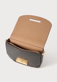 Borsa a mano in pelle nera con una superficie liscia, chiusura in metallo dorato e interno beige. Presenta un'apertura superiore e una tasca organizzativa.
