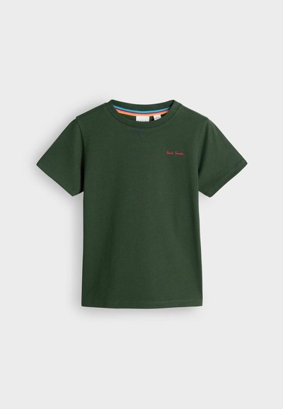 Camiseta de algodón verde con mangas cortas, cuello redondo, que presenta un pequeño logo rojo de "Paul Smith" en el pecho. Textura suave, diseño casual.