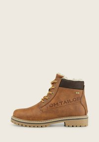 Bruine enkelboots met een getextureerde leren afwerking, gouden veters, nepbont voering en een robuuste zool met het "TOM TAILOR"-logo.