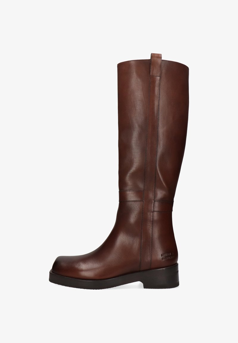 Bota de cuero marrón hasta la rodilla con una textura suave, punta redondeada, detalles en la costura lateral y un tacón bajo de bloque.