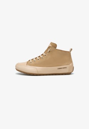 Baskets montantes beige en cuir et daim, avec des œillets en métal, un bout rond, une semelle en caoutchouc et un accent de logo sur le côté.