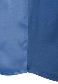Blauer Stoff mit glatter Textur, an der unteren Kante ist eine Naht sichtbar. Der Stoff wirkt leicht und weich.
