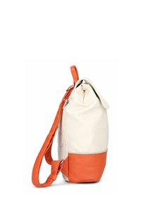 Sac à dos en cuir blanc avec un bas et une sangle texturés orange. Dispose d'une fermeture à cordon et d'une sangle d'épaule unique réglable.