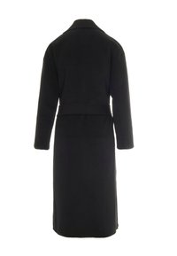 Cappotto lungo nero con colletto, maniche lunghe e una cintura annodata in vita. Il tessuto appare liscio con un colore uniforme e un design minimalista.