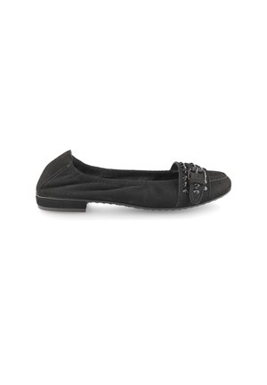 Schwarzer Wildleder-Flachschuh mit dekorativer Schnalle und Nieten-Details an der Spitze, niedriger Absatz und abgerundete Vorderpartie.