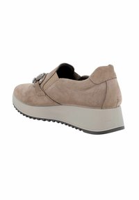 Scarpa in suede beige con punta rotonda, pannelli elastici laterali, bottone decorativo e una suola piatta bianca spessa. Suola in gomma testurizzata.