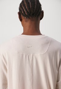 Nike Performance ONE RELAXED - Långärmad tröja - light orewood burnt