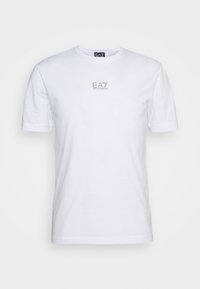 Weißes T-Shirt mit kurzen Ärmeln und Rundhalsausschnitt, mit kleinem grauen "EA7 Emporio Armani" Logo, das zentriert auf der Brust platziert ist.