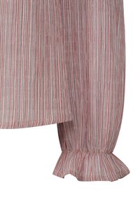 Rood en wit gestreepte stoffen blouse met een gerimpelde mouwzoom en een gestructureerde weving, met delicate verticale lijnen door de hele blouse.