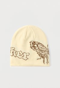 Πλεκτός σκούφος σε απαλό κρεμ χρώμα με καφέ γραφικό σχέδιο που απεικονίζει μια πεταλούδα και τη λέξη "FURY." Στρογγυλεμένη κορυφή και εφαρμοστή γραμμή.