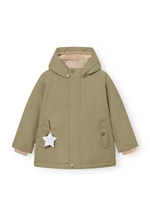 Khaki barnajakke for barn med hette, trykknapper, to frontlommer og beige fôr. Merket med en stjerneformet tag.