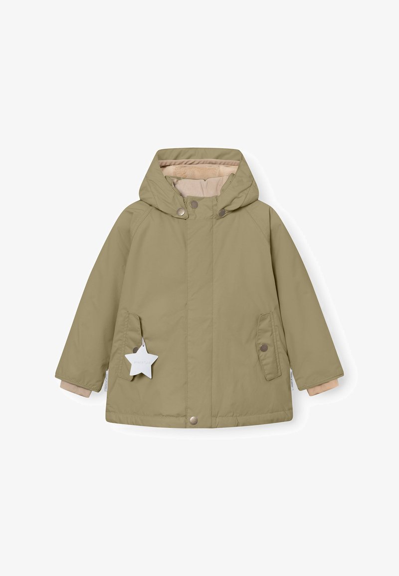Chaqueta infantil color caqui con capucha, botones a presión, dos bolsillos frontales y un forro beige. Etiqueta en forma de estrella notable adjunta.