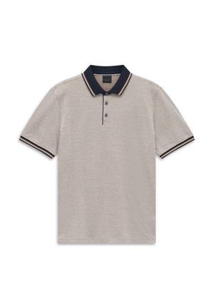 Beżowa teksturowana koszulka polo z krótkim rękawem, granatowym kołnierzykiem i ściągaczami przy rękawach, z beżowo-białymi paskami i trzema guzikami na listwie.