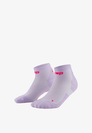 Kompressionssocken in Helllila mit pinkem Branding. Knöchel-lange Ausführung, gerippte Textur, verstärkter Fersen- und Fußbereich.