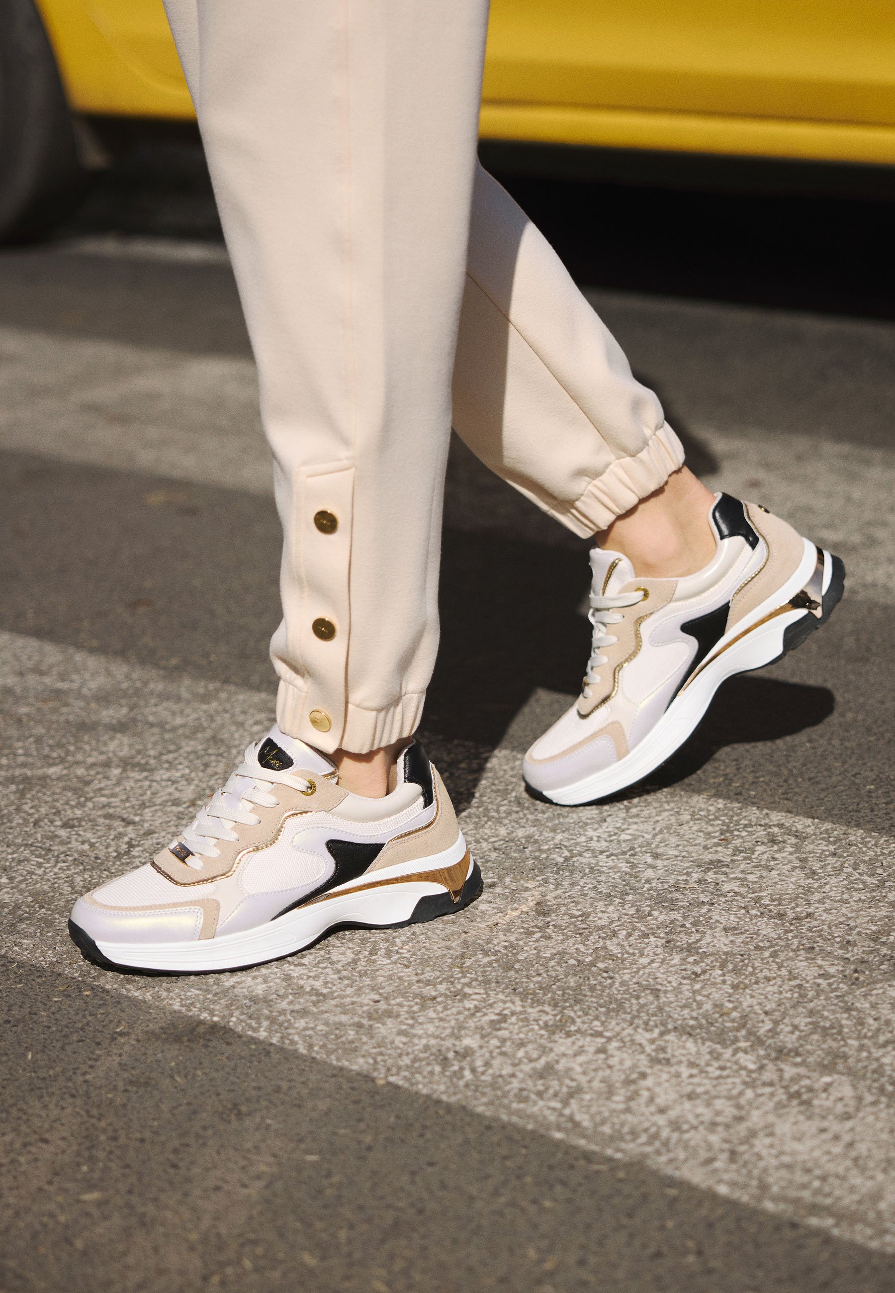 115×212 ホワイトベージュ　ボタニカルメダリオン Mexx SNEAKER PORTIA LOVE - Sneakers laag - brown black/bruin
