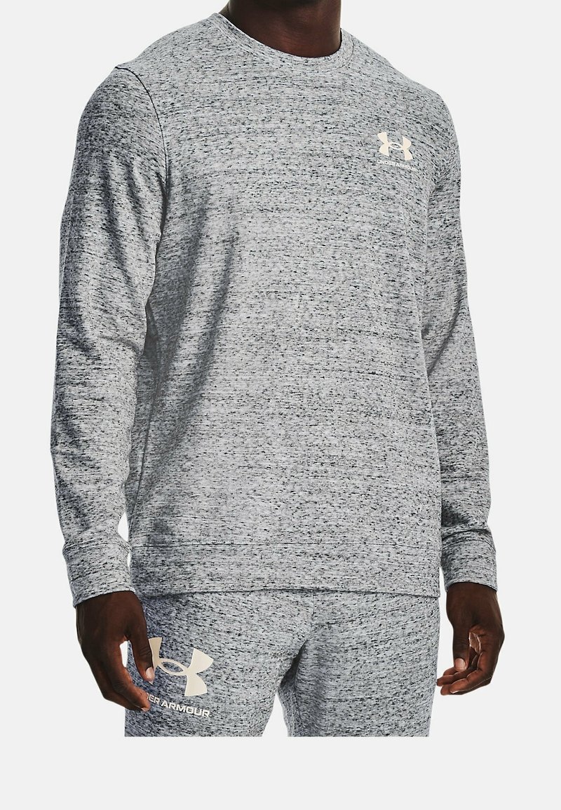 Camisa de manga larga gris claro hecha de tejido texturizado, con cuello redondo y un discreto logo de Under Armour en el pecho.