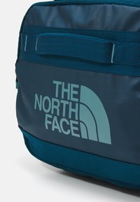The North Face BASE CAMP VOYAGER DUFFEL 42L UNISEX - Aizturis - midnight petrol/algae blue