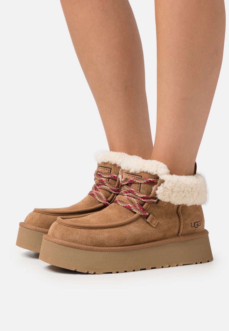 UGG - FUNKARRA CABIN CUFF - Kotníkové boty na platformě - chestnut, Zvětšit