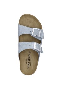 Lichtblauwe suède slide-sandalen met twee verstelbare banden en zilveren gespen, met een zachte beige voetbed en eenvoudige branding.