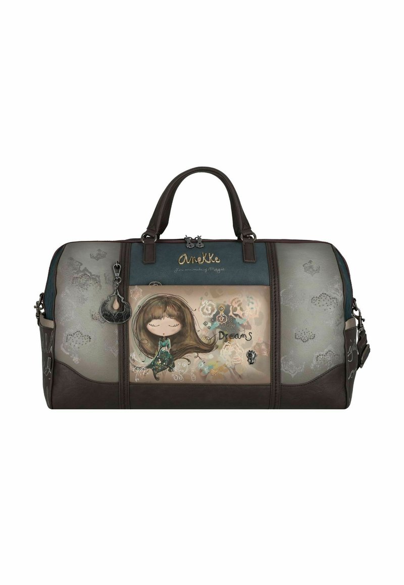 Bruine duffelbag met teal accenten, met een speelse cartoonmeisje grafiek en de tekst "Dromen". Gemaakt van synthetisch materiaal met textuurdetails.