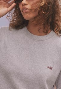 Self. REGULAR FIT  - Printtipaita - grey