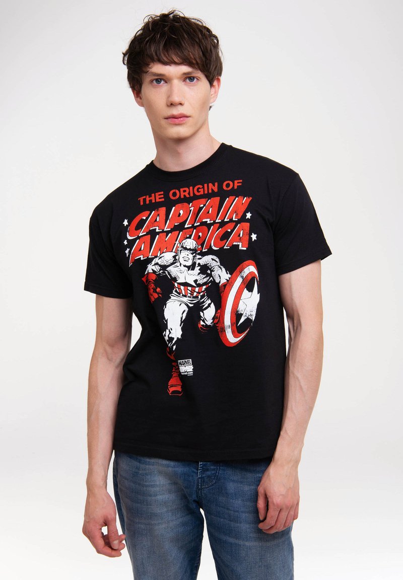Schwarzes Baumwoll-T-Shirt mit einem roten und weißen Grafikdesign von Captain America, mit fettem Text oben und Sternen um das Charakterdesign herum.