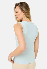 Lysblå ribbet tanktop med rund hals og uden ærmer, der har en tætsiddende form og glat tekstur.