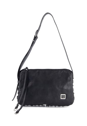 Černá kožená kabelka přes rameno s nastavitelným popruhem, zipovým uzávěrem a kovovou značkovou destičkou AS 98 v předním rohu.