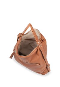 Bolso de hombro de cuero marrón con una parte superior con cremallera, superficie texturizada, correa ajustable y bolsillo interior. El diseño abierto revela un forro beige.