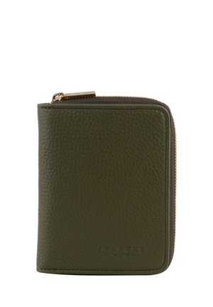 Portefeuille en cuir texturé vert foncé avec une fermeture éclair dorée sur le dessus et des coins arrondis, nom de marque embossé près du coin inférieur droit.