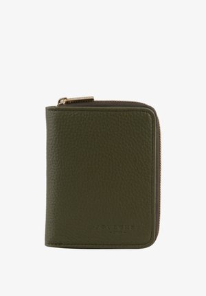 Portefeuille en cuir texturé vert foncé avec une fermeture éclair dorée sur le dessus et des coins arrondis, nom de marque embossé près du coin inférieur droit.