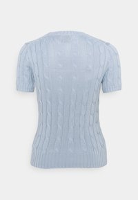 Jasnoniebieski sweter z krótkimi rękawami, prążkowanym dołem i teksturowanym wzorem warkocza na całej powierzchni tkaniny.