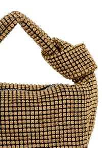 Zlatá a černá kabelka s texturou a mřížkovaným vzorem, s uzlem na rukojeti a zipem. Lesklé materiálové detaily zvýrazňují design.