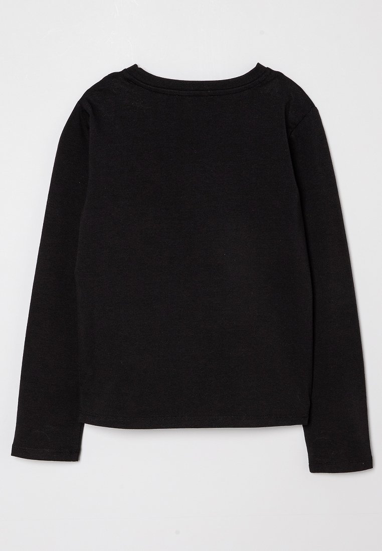 T-shirt noir à manches longues en coton. Il possède un col rond et des ourlets cousus. Design uni sans motifs ni embellissements.