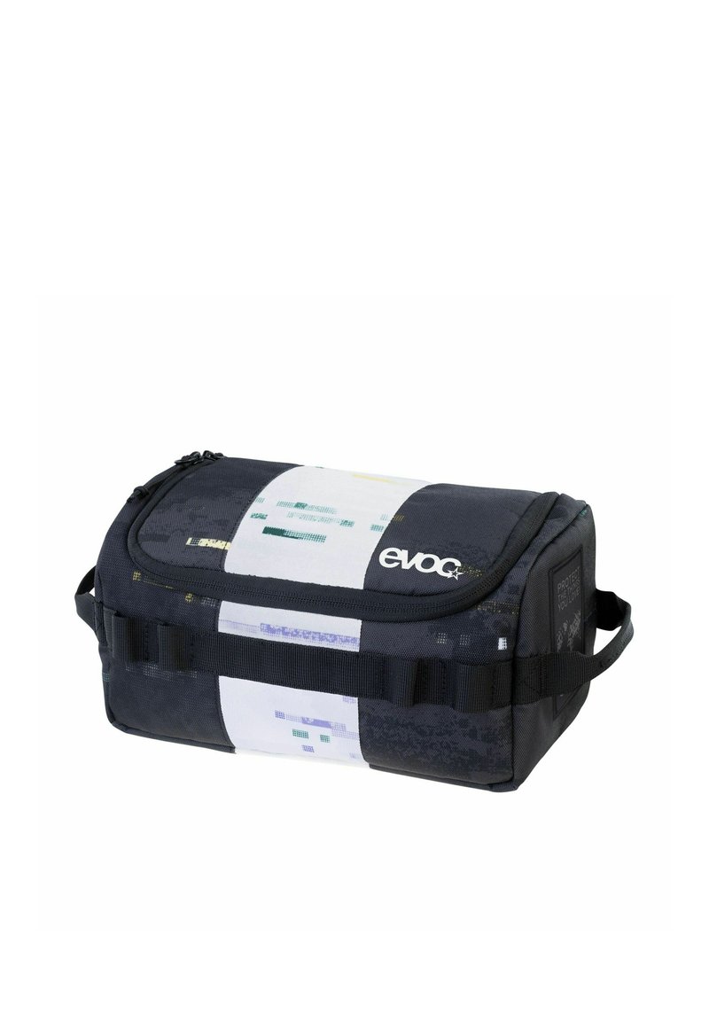 Bolsa de almacenamiento Evoc de forma rectangular, fabricada con tela negra que presenta un estampado geométrico multicolor y un asa lateral para facilitar el transporte.