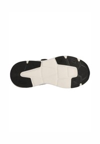 Sort og hvid sportsko sål; gummimateriale med strukturerede grebsmønstre, riller og fleksible spor til trækkraft og støtte.