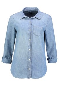 Chemise en denim bleu clair à manches longues, avec un col, une poche poitrine unique et des poignets retroussés.
