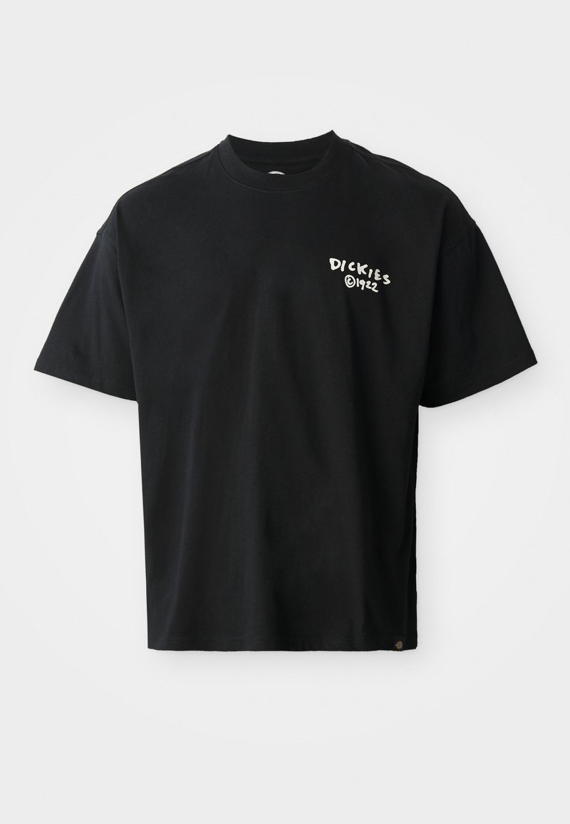 Camiseta negra de manga corta hecha de algodón con un corte holgado. Presenta un logo blanco de "Dickies" en el frente. Cuello redondo, color sólido.