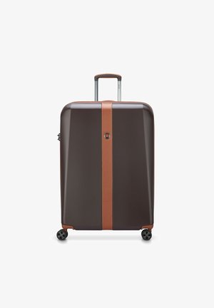 Maleta de dureza en marrón oscuro con una franja de cuero marrón. Presenta un mango telescópico y cuatro ruedas negras para su movilidad.