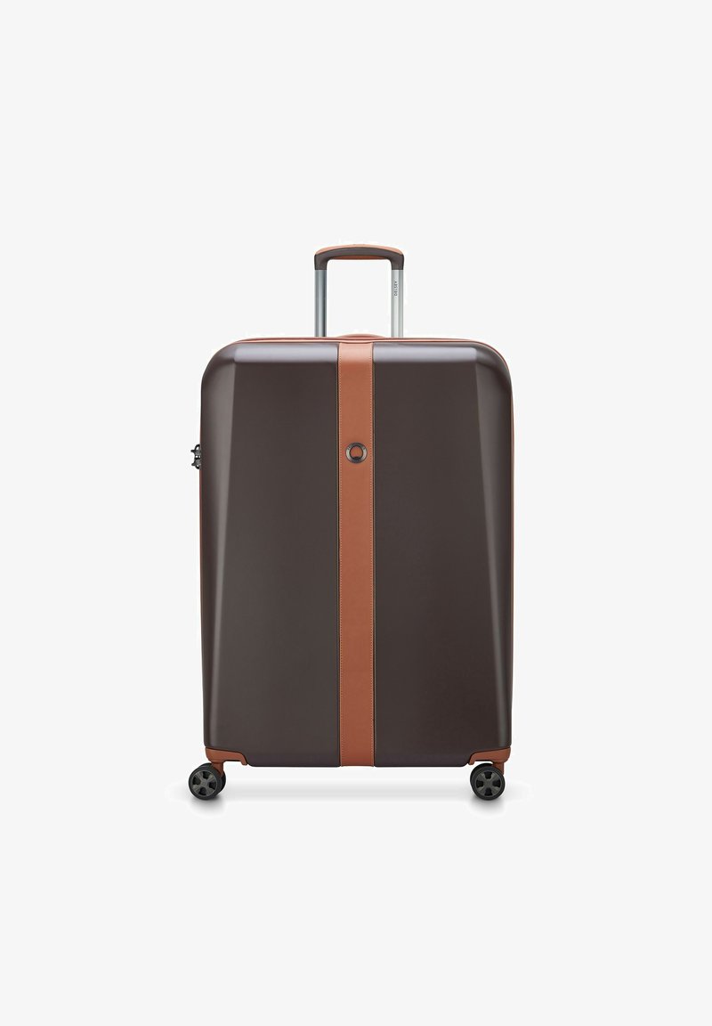 Valigia rigida di colore marrone scuro con una striscia di accentuazione in pelle marrone. Dispone di un manico telescopico e quattro ruote nere per la mobilità.