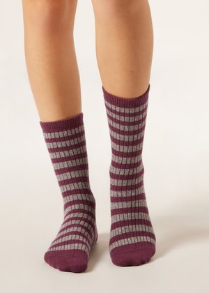 Calzini a righe viola e grigi realizzati in materiale a maglia a coste, con un motivo di colore contrastante caratterizzato da righe uniformi e una consistenza morbida.