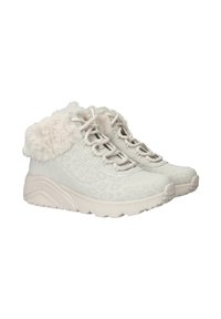 Zapatillas deportivas blancas con cuello de piel sintética, parte superior texturizada con un sutil patrón de leopardo, y suelas acolchadas para mayor comodidad.